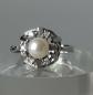 Preview: Ring aus 585er Weißgold mit sechs Diamanten 0.12 ct. und einer Zuchtperle, Größe 58, Gewicht: 4,7g