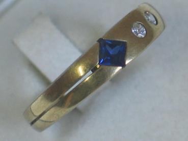 Ring aus 333er Gold mit Saphir Edelstein und zwei Zirkonia Edelsteinen, Größe: 56, Gewicht:2,9g
