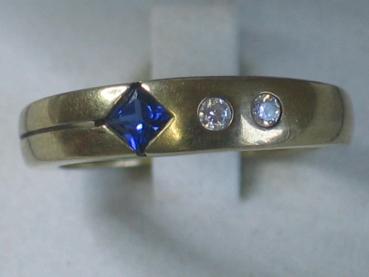 Preview: Ring aus 333er Gold mit Saphir Edelstein und zwei Zirkonia Edelsteinen, Größe: 56, Gewicht:2,9g
