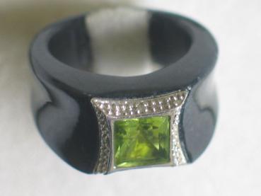 Carbon Ring mit Kiwi Topas 585er Weißgoldfassung 4 Diamanten 0.04 ct. Größe 54 Gewicht: 7,9g