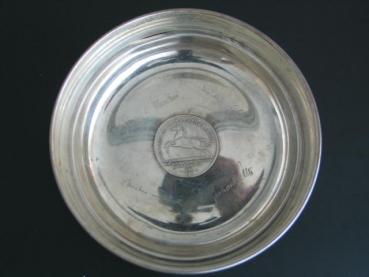 Champagnerflaschenuntersetzer mit 2/3 Taler "Karl I", 925er Sterlingsilber, Durchmesser 12,5 cm, 202g