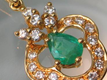 Wunderschöner Smaragdanhänger 0.5 ct. mit 20 Diamanten 0.47 ct, 750 Gold, Gewicht: 3,0g