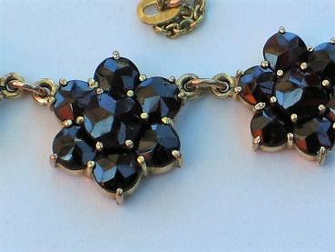 Collier mit Granatsteinen, 333er Gold, Länge 48,0 cm, Gewicht: 7,1g
