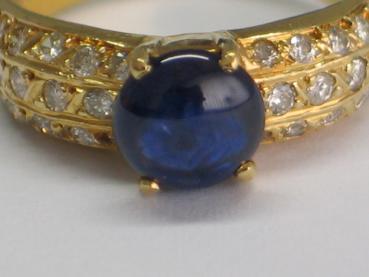 DiamantrIng mit 30 Diamanten und einem Saphir Cabochon, 750 Gold, Größe 54, Gewicht: 3,9g