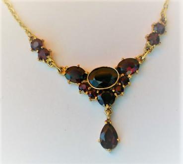 Collier mit Granatsteinen, 333er Gold, Länge: 40 cm, Gewicht: 4,6g