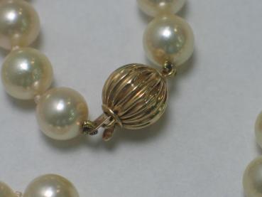 Perlenkette mit 585er Gelbgoldverschluss. Länge: 46,0 cm, Gewicht: 40,3g