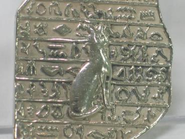 Anhänger "Katze vor einer Hieroglyphentafel" aus 925er Sterlingsilber, Gewicht: 6,8g