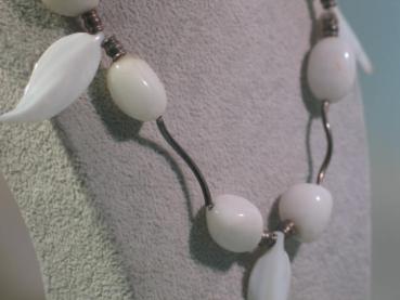 Schöne Halskette mit weißen Schmuckelementen, 925er Sterlingsilber, Länge: 45,0 cm, Gewicht: 60g