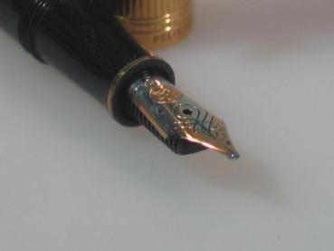 Pelikan Souverän M1050 Kolbenfüller Tintenfüller mit Feder 18 kt. Gold, Länge 11,0 cm