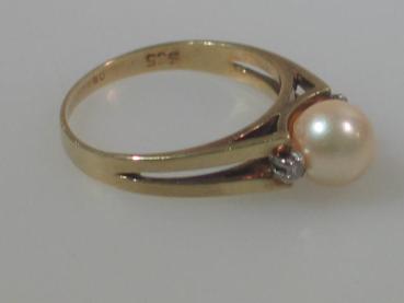 Perlenring mit zwei Diamanten. 585er Gold, Größe: 59, Gewicht: 4,1g
