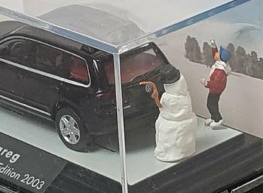 Preview: VW Touareg Limited Christmas Edition 2003 mit Figuren in Vitrine Diorama 1:87