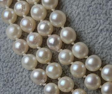 Vintage: Vierreihiges Perlenkettencollier besetzt mit großem Opal und Diamantkranz, 750 Goldschließe
