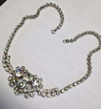 Eindrucksvolles Schmucksteincollier mit Zirkoniabesatz, Länge: 46,0 cm