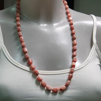 Halskette mit rosefarbenen Schmucksteinen, Länge 65,0 cm
