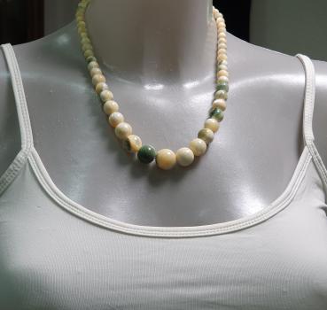 Halskettencollier mit Schmucksteinkugeln, elfenbein und grüntöne, Länge 48,0 cm