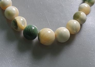 Preview: Halskettencollier mit Schmucksteinkugeln, elfenbein und grüntöne, Länge 48,0 cm