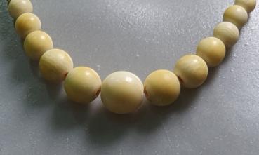 Halskettencollier mit elfenbeinfarbigen Schmucksteinkugeln, Länge 43,5 cm