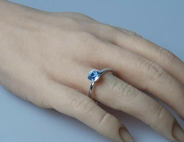 Schmucksteinring mit hellblauem Zirkonia, Größe 62