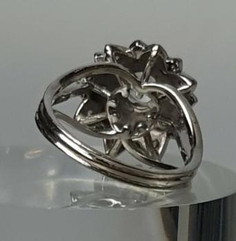 Weißgoldring mit weißen Topasen aus 750er Gold, Größe 57, Gewicht: 7,8g