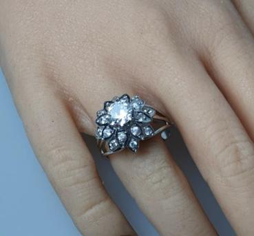 Weißgoldring mit weißen Topasen aus 750er Gold, Größe 57, Gewicht: 7,8g