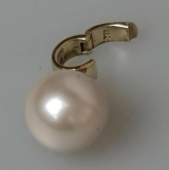 Perlenanhänger mit großer elfenbeinfarbener Rundperle und Clipverschluß, 585er Gold, Gewicht: 4,2g