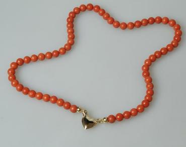 Herz Korallenkettencollier mit Goldapplikationen aus 750er Gold, Länge 44,0 cm, Gewicht: 21,3g