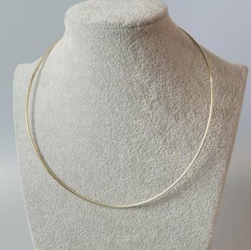 Feiner Omega Halsreif aus 585er Gold, Innendurchmesser: 12,5 cm, Gewicht: 12,6g