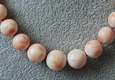Preview: Vintage Engelshaut Korallenkette zartrosa-weiß, 10 bis 14 mm, Länge: 44,0 cm