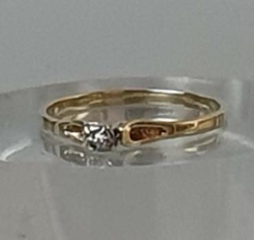 Gelbgoldsolitär mit Diamant (0.02 Karat) aus 333er Gold, Größe 52, Gewicht: 0,9g