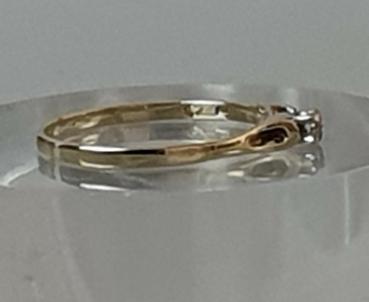Gelbgoldsolitär mit Diamant (0.02 Karat) aus 333er Gold, Größe 52, Gewicht: 0,9g