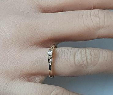 Gelbgoldsolitär mit Diamant (0.02 Karat) aus 333er Gold, Größe 52, Gewicht: 0,9g
