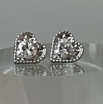 Ohrstecker in Herzform mit Zirkonia, 750er Weißgold, Gewicht: 1,0g