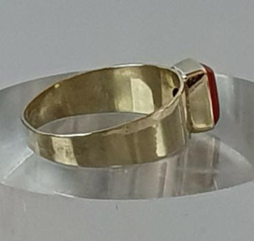 Ring mit Koralle aus 333er Gold, Größe 51, Gewicht: 1,6g