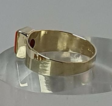 Ring mit Koralle aus 333er Gold, Größe 51, Gewicht: 1,6g
