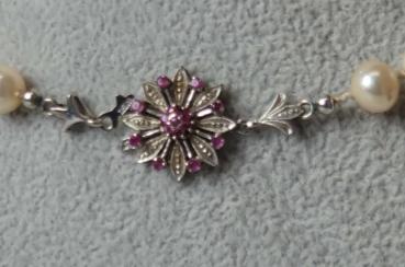 Preview: Perlenkette mit 750er Weißgoldverschluss und Rubinbesatz. Länge: 50,0 cm, Gewicht: 37,1g