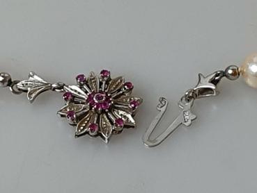 Preview: Perlenkette mit 750er Weißgoldverschluss und Rubinbesatz. Länge: 50,0 cm, Gewicht: 37,1g