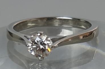 Brillantsolitär 0.58 ct. aus 19 Karat Weßgold, Größe 53 mit Juwelier u. Diamant Zertifikat