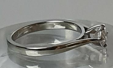 Preview: Brillantsolitär 0.58 ct. aus 19 Karat Weßgold, Größe 53 mit Juwelier u. Diamant Zertifikat