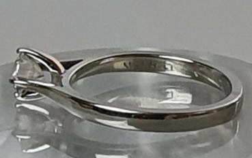 Preview: Brillantsolitär 0.58 ct. aus 19 Karat Weßgold, Größe 53 mit Juwelier u. Diamant Zertifikat