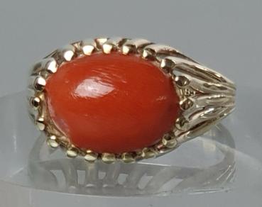 Antikschmuck: Ring aus 585er Gold mit dunkelroter Koralle, Größe 59, Gewicht: 6,3g