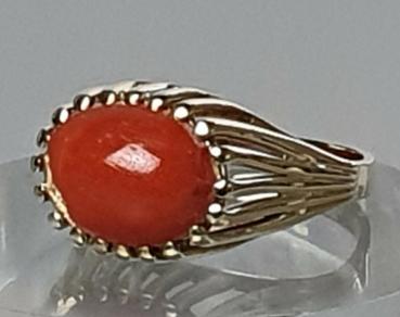 Antikschmuck: Ring aus 585er Gold mit dunkelroter Koralle, Größe 59, Gewicht: 6,3g