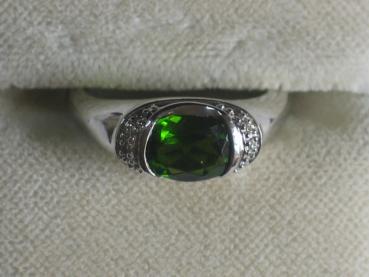 Preview: Neuware Ring aus 375er Weißgold mit Chromdiopsid und 10 Diamanten 0.05 ct. Größe 50, Gewicht: 2,4g
