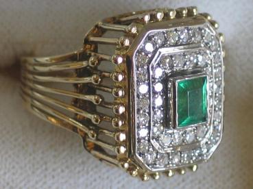 Eleganter Ring aus 585er Gelbgold mit 44 Diamanten und Smaragd Edelstein, Größe 54 Gewicht: 8,6 Gramm