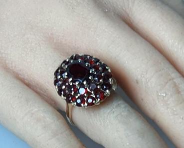 Granatsteinring mit 2.2 ct. 25 Edelsteine, 585er Gold, Größe 58, Gewicht: 5,7g