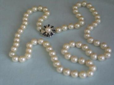 Perlenkette mit Verschluss aus 585er Weißgold, 8 Diamanten und 8 Saphir Edelsteinen Gewicht: 65,7 Gramm / Länge 70 cm