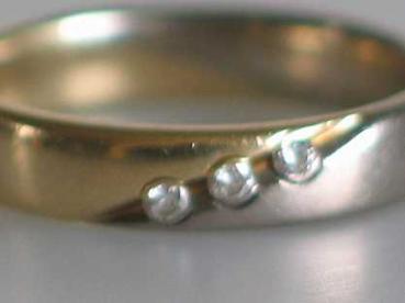 Preview: Ring aus 585er Gelbgold mit Palladiumschiene und drei Diamanten, Größe 52, Gewicht: 5,1g