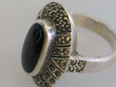 Ring aus 925er Sterlingsilber mit ovalem Onyx Schmuckstein mit Markasiten, Gewicht: 7,7g