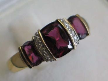 Ring aus 585er Gold mit Diamanten und Rhodolithen, Größe 53, Gewicht: 3,4g
