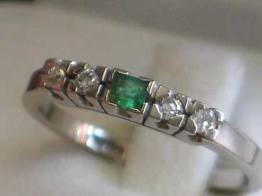 Ring aus 750er Weißgold mit Diamanten 0.12 ct. und Smaragd Edelstein, Größe 55, Gewicht: 3,6g