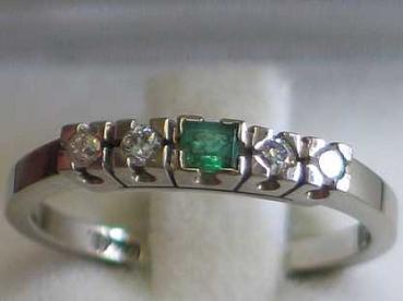 Ring aus 750er Weißgold mit Diamanten 0.12 ct. und Smaragd Edelstein, Größe 55, Gewicht: 3,6g